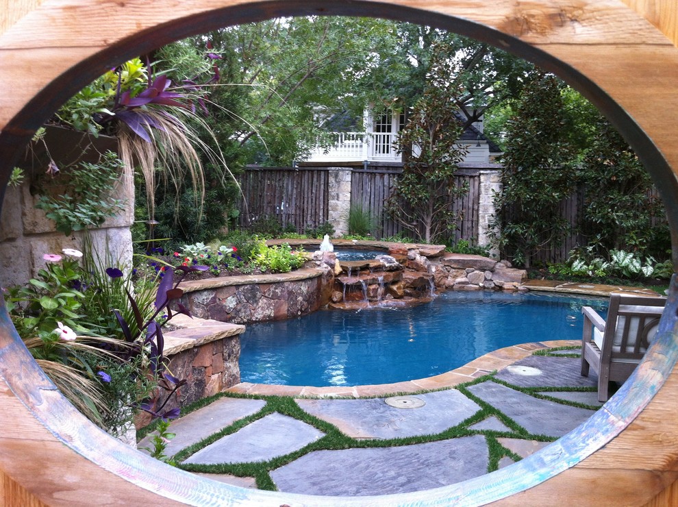 Ejemplo de piscinas y jacuzzis naturales eclécticos grandes a medida en patio trasero con adoquines de piedra natural