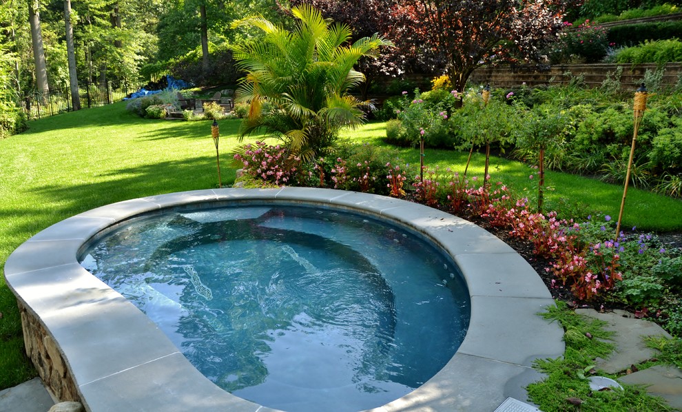 Mittelgroßer Uriger Pool hinter dem Haus in Nierenform mit Natursteinplatten in Newark