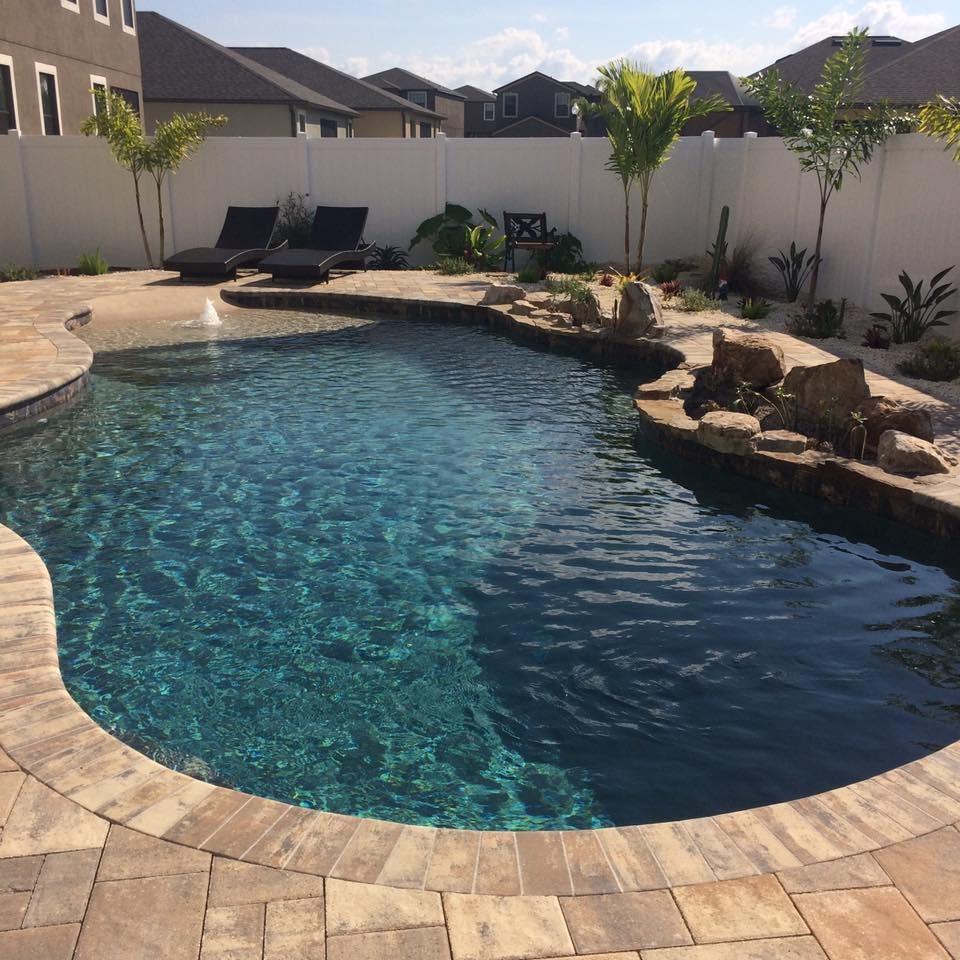 Foto de piscina con fuente natural marinera de tamaño medio tipo riñón en patio trasero con adoquines de piedra natural