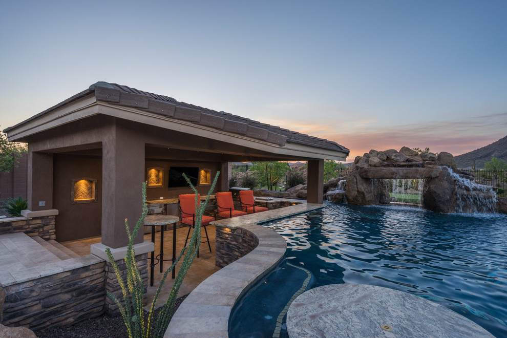 Ispirazione per una grande piscina tradizionale personalizzata dietro casa con pavimentazioni in pietra naturale