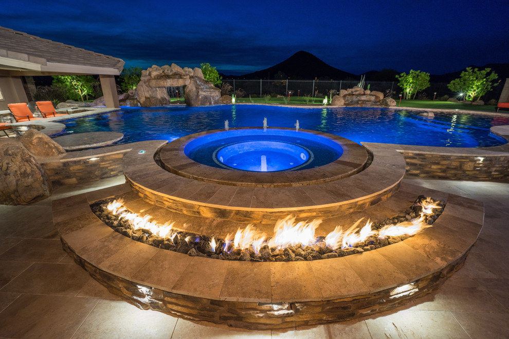 Modelo de piscina clásica grande a medida en patio trasero con adoquines de piedra natural