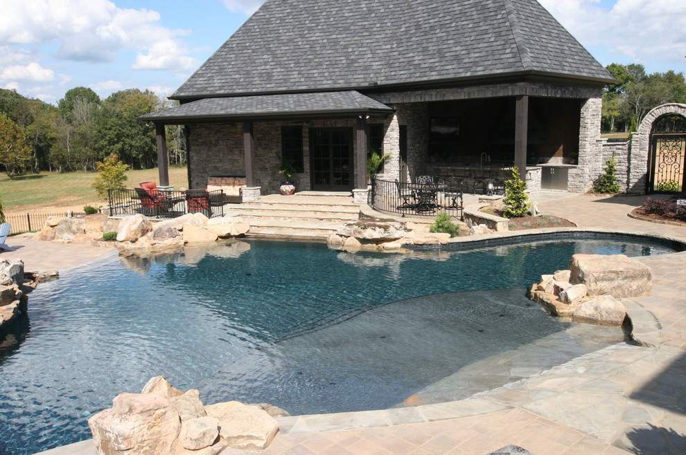 Großer Klassischer Pool hinter dem Haus in individueller Form mit Natursteinplatten in Nashville