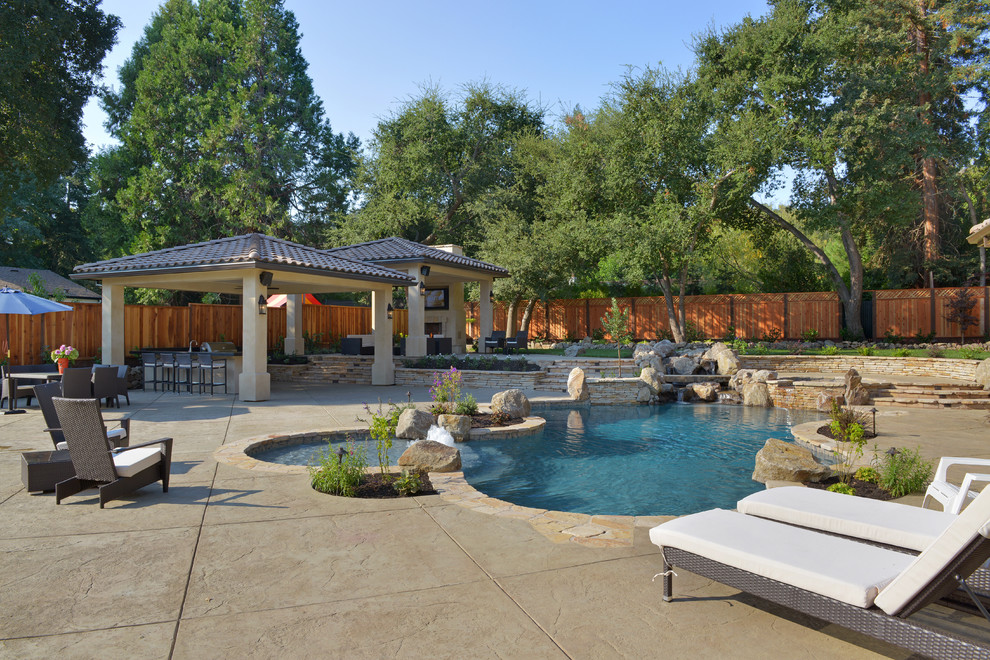 Geräumiger Mediterraner Pool hinter dem Haus in individueller Form mit Natursteinplatten und Grillplatz in San Francisco