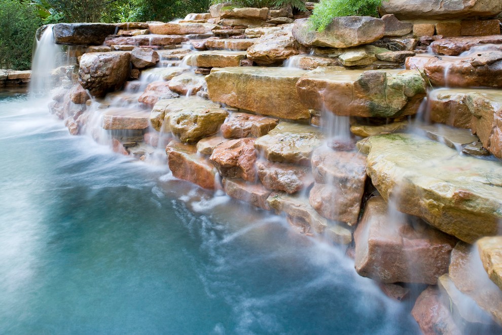 Diseño de piscinas y jacuzzis naturales bohemios grandes a medida en patio trasero con adoquines de piedra natural