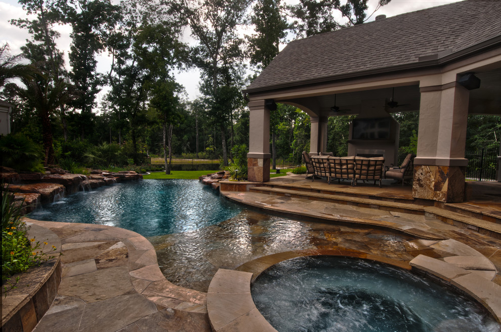Foto de piscinas y jacuzzis infinitos clásicos de tamaño medio a medida en patio trasero con adoquines de piedra natural