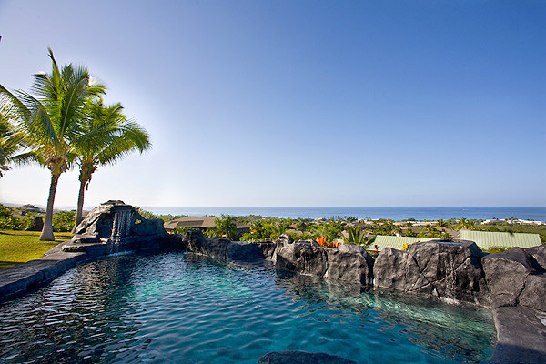 Pool - contemporary pool idea in Hawaii