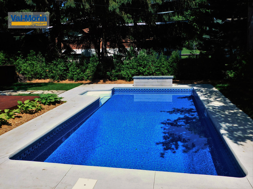 Стильный дизайн: прямоугольный бассейн среднего размера на заднем дворе в средиземноморском стиле с фонтаном и мощением тротуарной плиткой - последний тренд