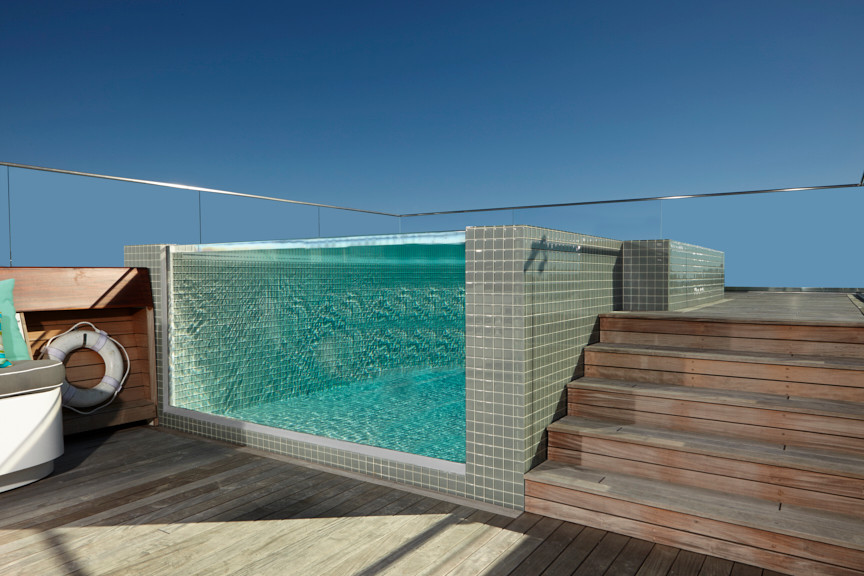Diseño de piscina elevada costera pequeña rectangular en azotea con entablado