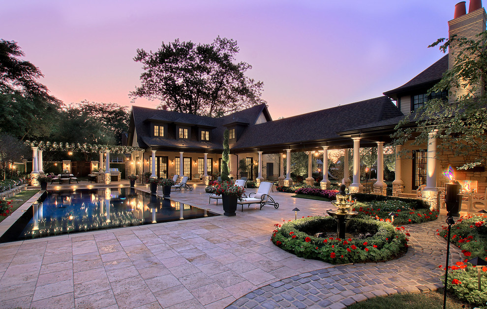 Foto de casa de la piscina y piscina alargada tradicional extra grande rectangular en patio trasero con adoquines de piedra natural