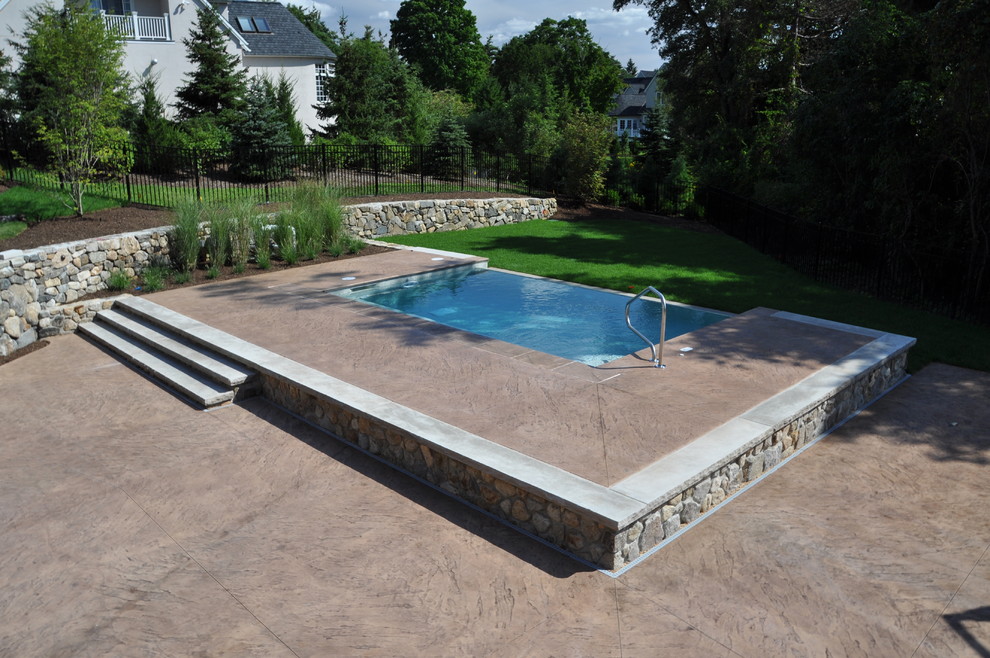 Пример оригинального дизайна: маленький прямоугольный бассейн-инфинити на заднем дворе в стиле неоклассика (современная классика) с покрытием из каменной брусчатки для на участке и в саду