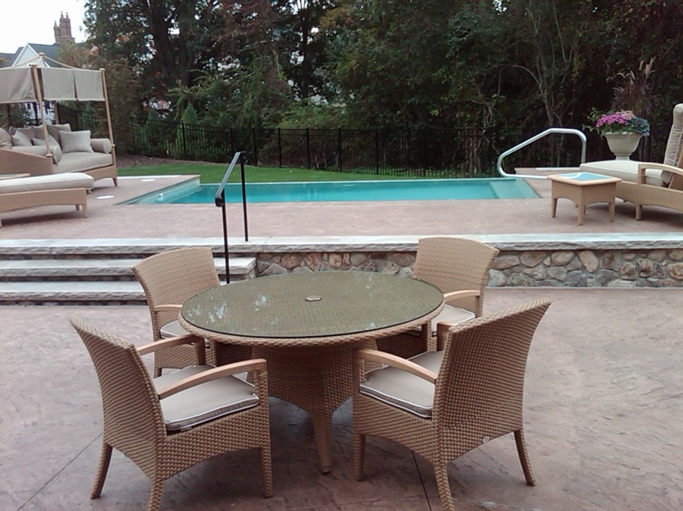 Свежая идея для дизайна: маленький прямоугольный бассейн-инфинити на заднем дворе в стиле неоклассика (современная классика) с покрытием из каменной брусчатки для на участке и в саду - отличное фото интерьера