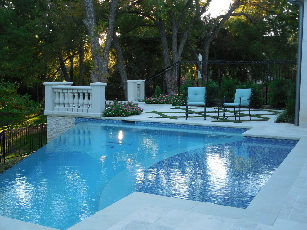 Стильный дизайн: маленький бассейн в средиземноморском стиле для на участке и в саду - последний тренд