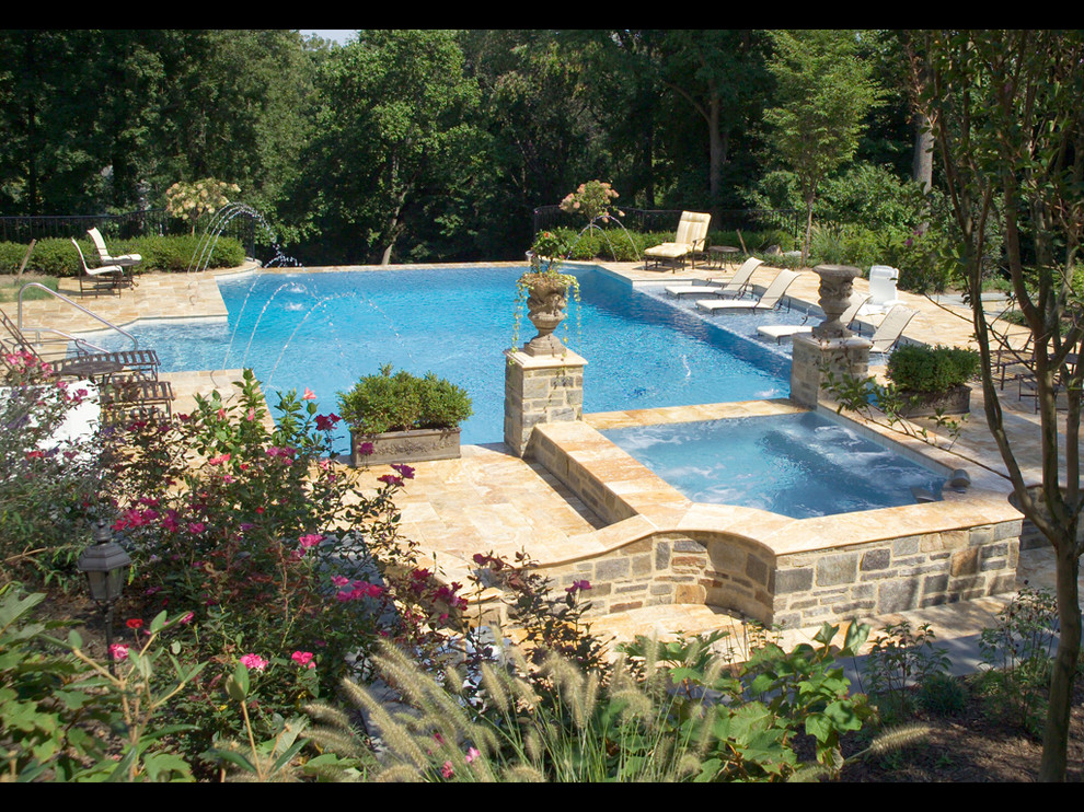 Diseño de piscina con fuente mediterránea de tamaño medio rectangular en patio trasero con adoquines de hormigón
