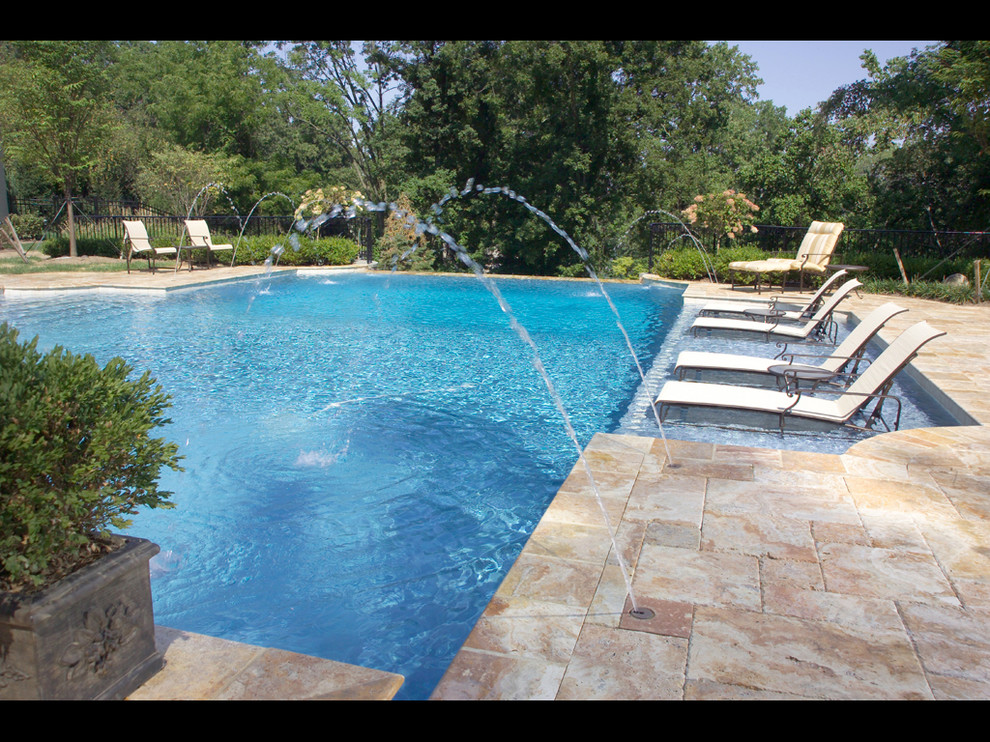 Идея дизайна: прямоугольный бассейн среднего размера на заднем дворе в средиземноморском стиле с фонтаном и мощением тротуарной плиткой