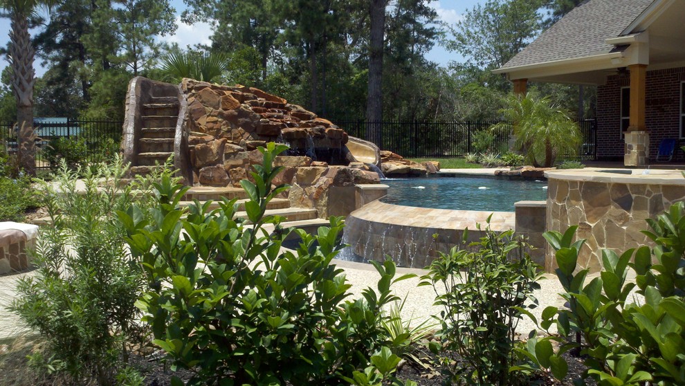 Imagen de piscinas y jacuzzis infinitos tradicionales de tamaño medio a medida en patio trasero con losas de hormigón