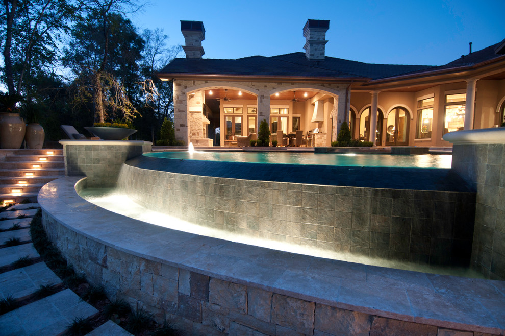 Идея дизайна: большой бассейн-инфинити произвольной формы на заднем дворе в классическом стиле с джакузи и покрытием из плитки