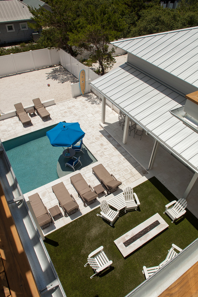 Ispirazione per una piscina monocorsia costiera a "L" di medie dimensioni e sul tetto con una dépendance a bordo piscina e piastrelle