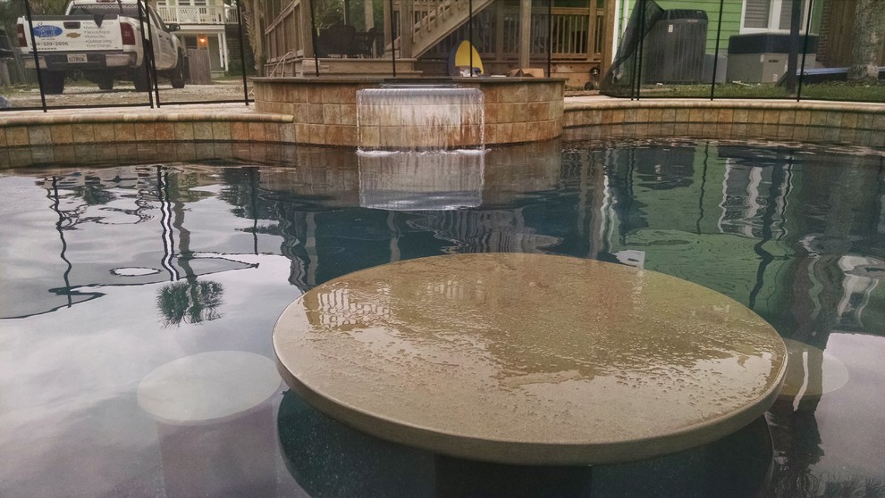 Cette photo montre une piscine naturelle et arrière bord de mer de taille moyenne et sur mesure avec un bain bouillonnant et des pavés en béton.