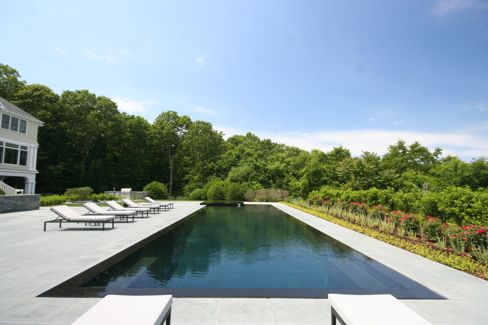 Inspiration for a contemporary pool fountain remodel in New York