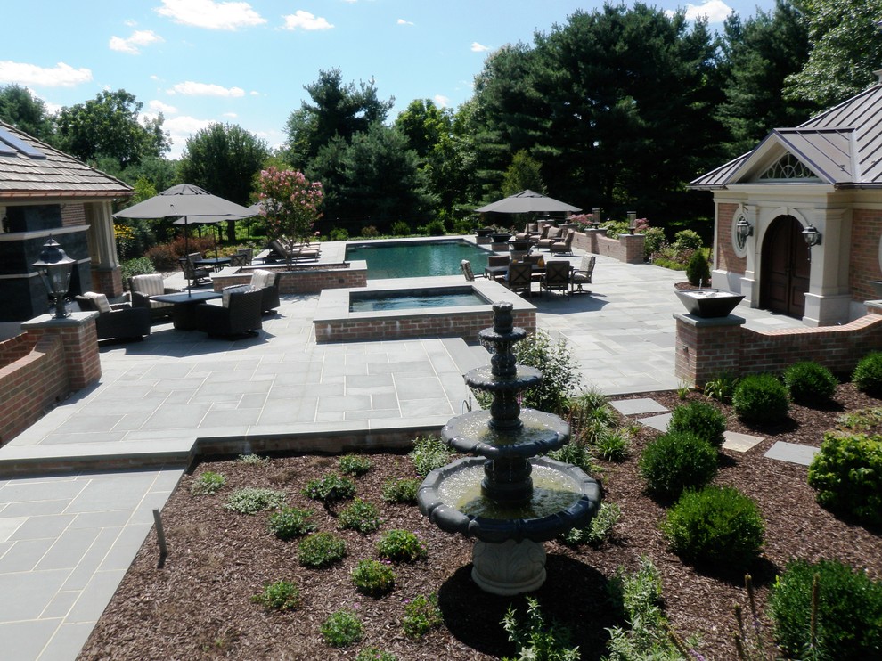 Идея дизайна: большой спортивный, прямоугольный бассейн на заднем дворе в классическом стиле с фонтаном и покрытием из каменной брусчатки