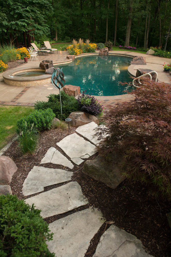 Стильный дизайн: маленький бассейн произвольной формы на заднем дворе в классическом стиле с джакузи и покрытием из декоративного бетона для на участке и в саду - последний тренд