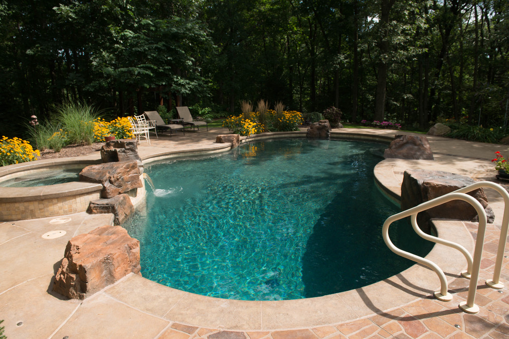 Ejemplo de piscinas y jacuzzis tradicionales pequeños a medida en patio trasero con suelo de hormigón estampado