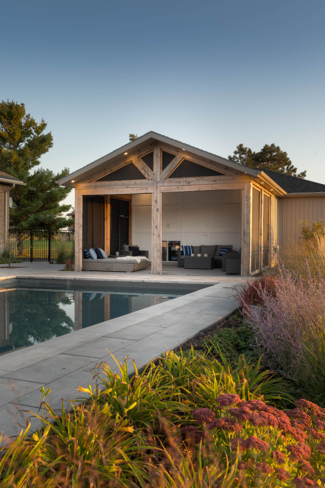 Idee per una piscina tradizionale rettangolare di medie dimensioni e dietro casa con paesaggistica bordo piscina e pavimentazioni in cemento