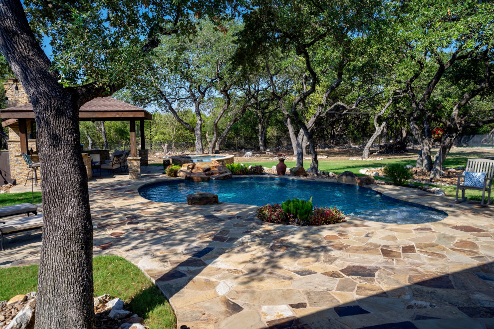 Diseño de casa de la piscina y piscina tradicional grande a medida en patio trasero con entablado
