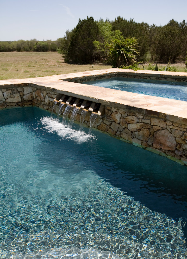 Idées déco pour un couloir de nage arrière campagne sur mesure et de taille moyenne avec des pavés en pierre naturelle et un bain bouillonnant.