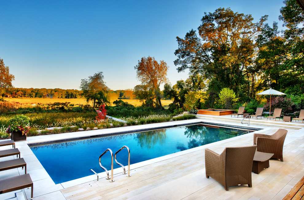 Immagine di una piscina monocorsia stile marinaro rettangolare di medie dimensioni e dietro casa con una vasca idromassaggio e pedane