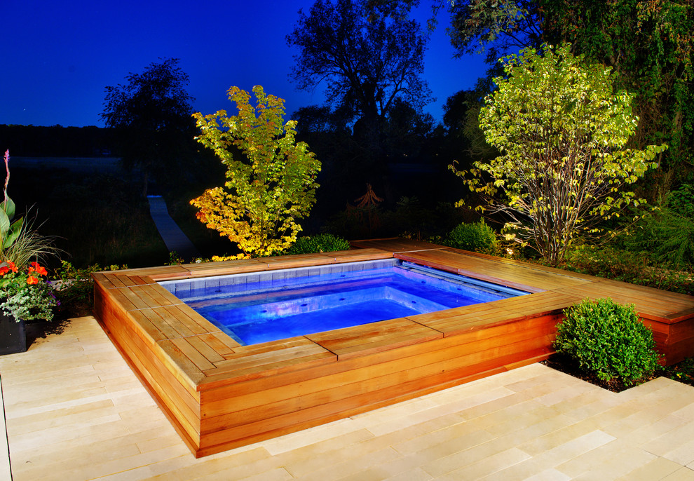 Ispirazione per una piscina monocorsia stile marinaro rettangolare di medie dimensioni e dietro casa con una vasca idromassaggio e pedane