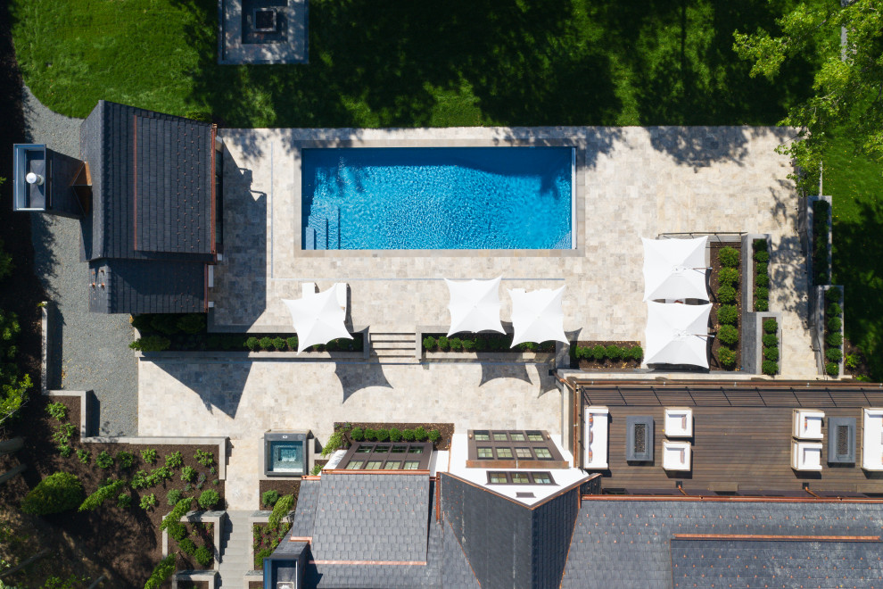На фото: большой спортивный, прямоугольный бассейн на заднем дворе в современном стиле с покрытием из каменной брусчатки
