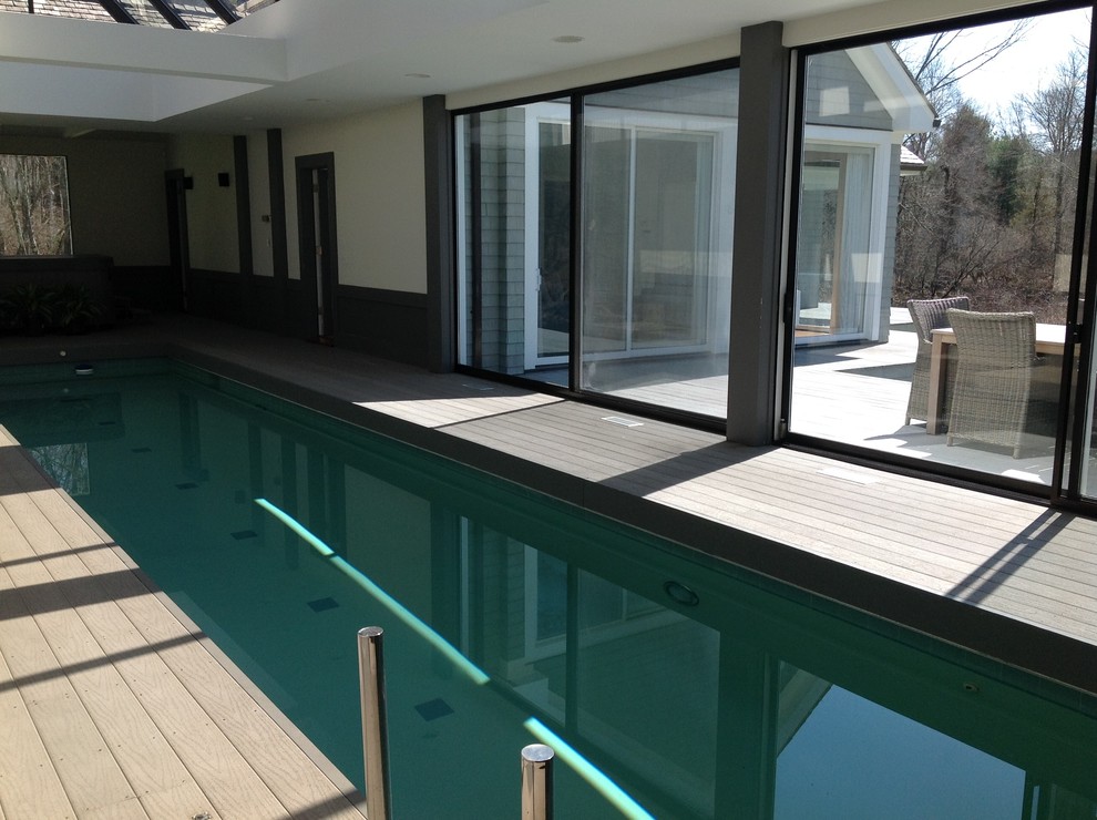 Стильный дизайн: большой спортивный, прямоугольный бассейн в доме в современном стиле с настилом - последний тренд
