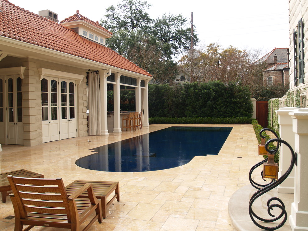 Idee per una piscina monocorsia mediterranea personalizzata di medie dimensioni e dietro casa con pavimentazioni in pietra naturale