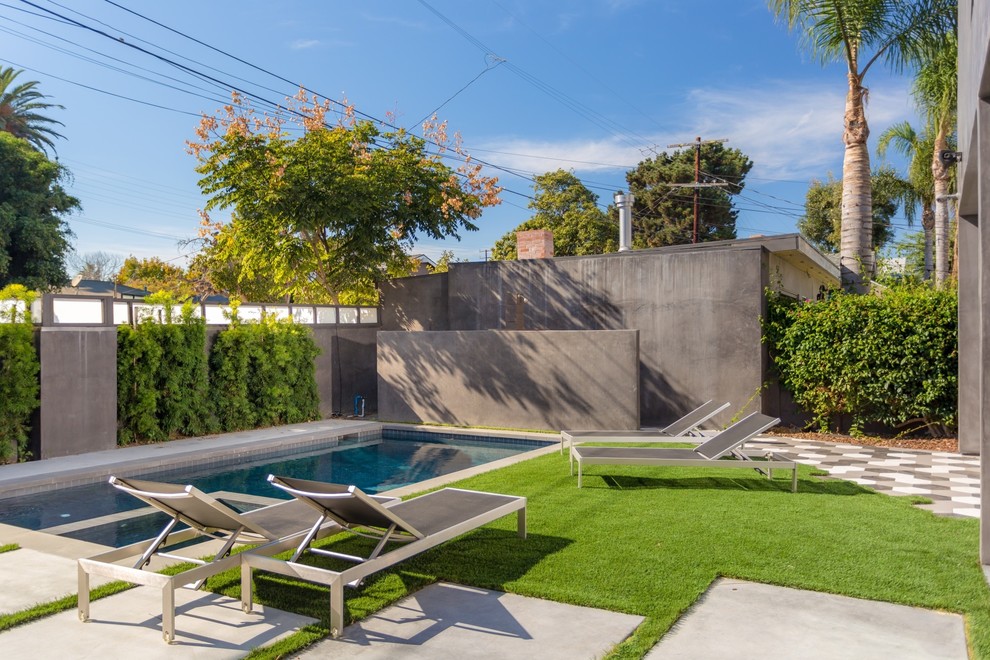 Moderner Whirlpool hinter dem Haus in rechteckiger Form in Los Angeles