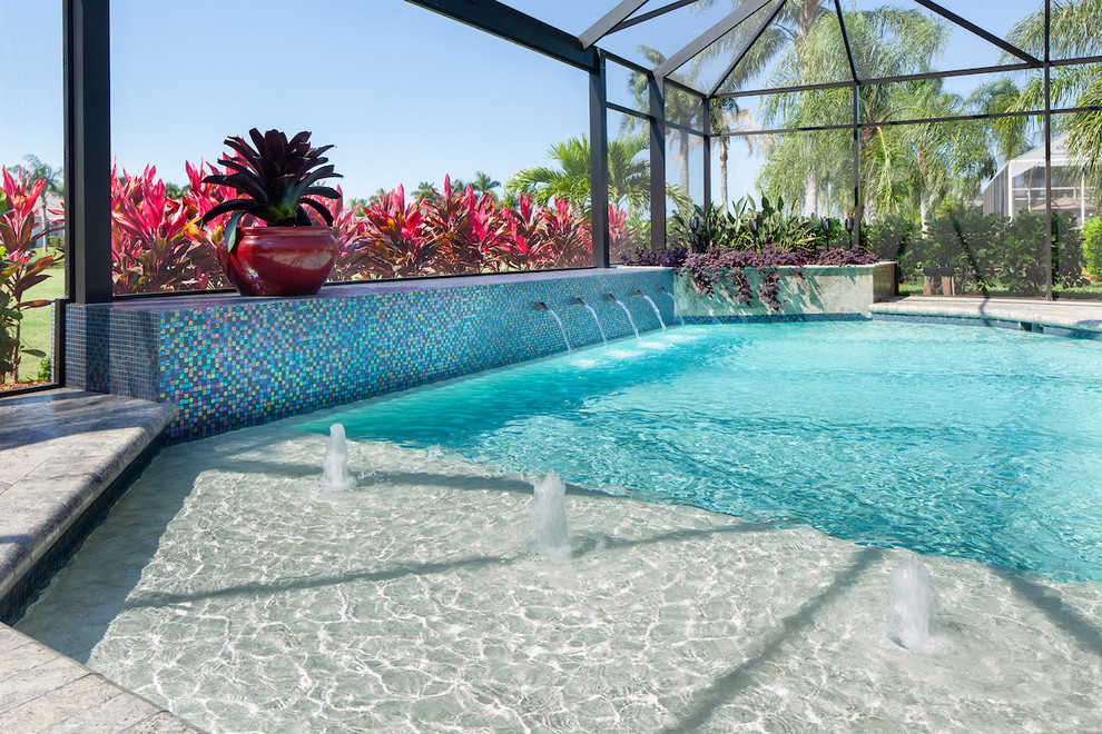Imagen de piscina moderna pequeña en patio trasero con adoquines de piedra natural
