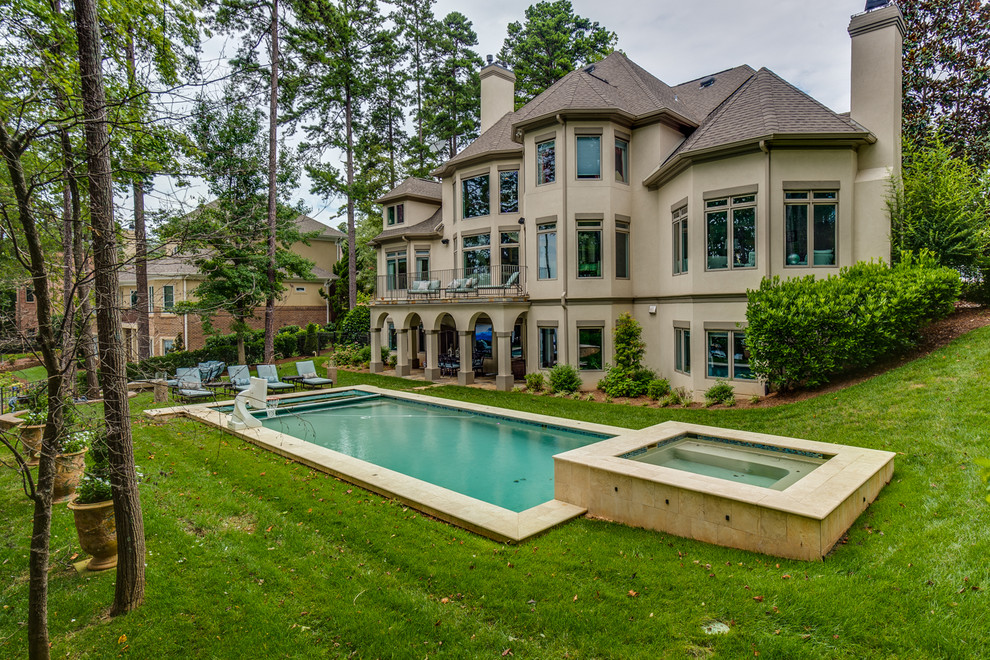 Foto de casa de la piscina y piscina alargada tradicional de tamaño medio rectangular en patio trasero