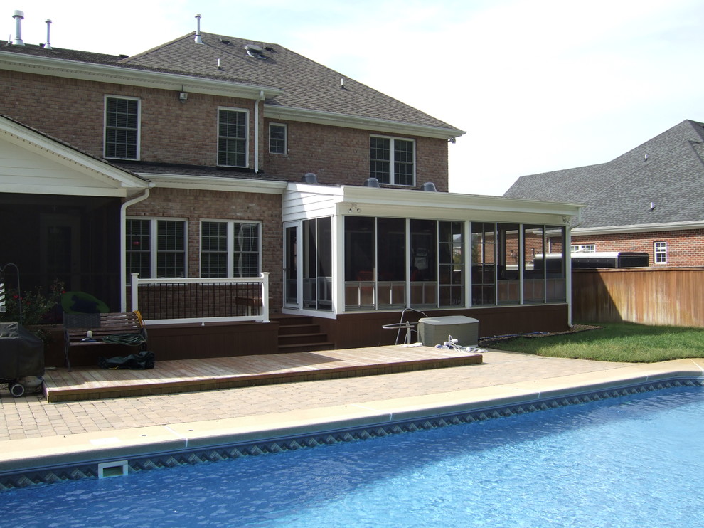 Imagen de piscina contemporánea de tamaño medio rectangular en patio trasero con adoquines de ladrillo