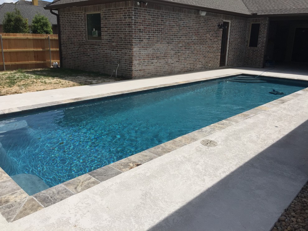 Cette photo montre une piscine naturelle tendance de taille moyenne et rectangle avec une cour et une terrasse en bois.