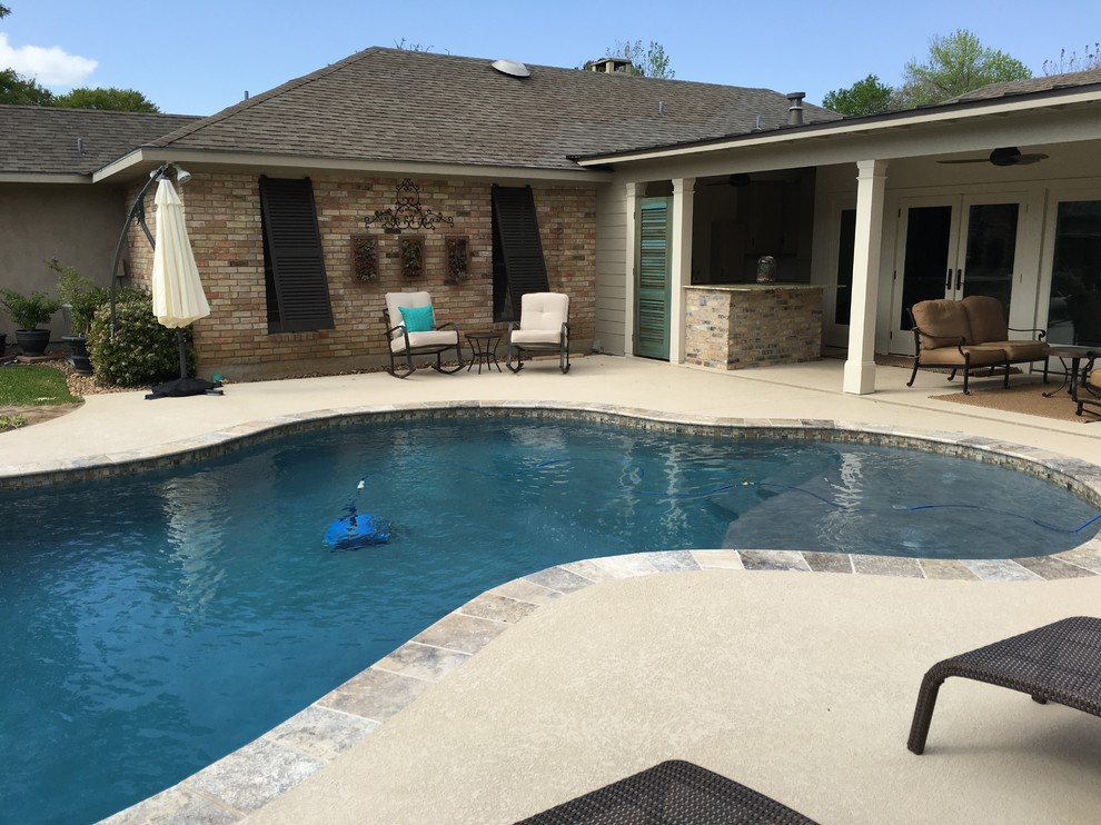 Immagine di una piccola piscina naturale minimal personalizzata dietro casa con fontane e pedane