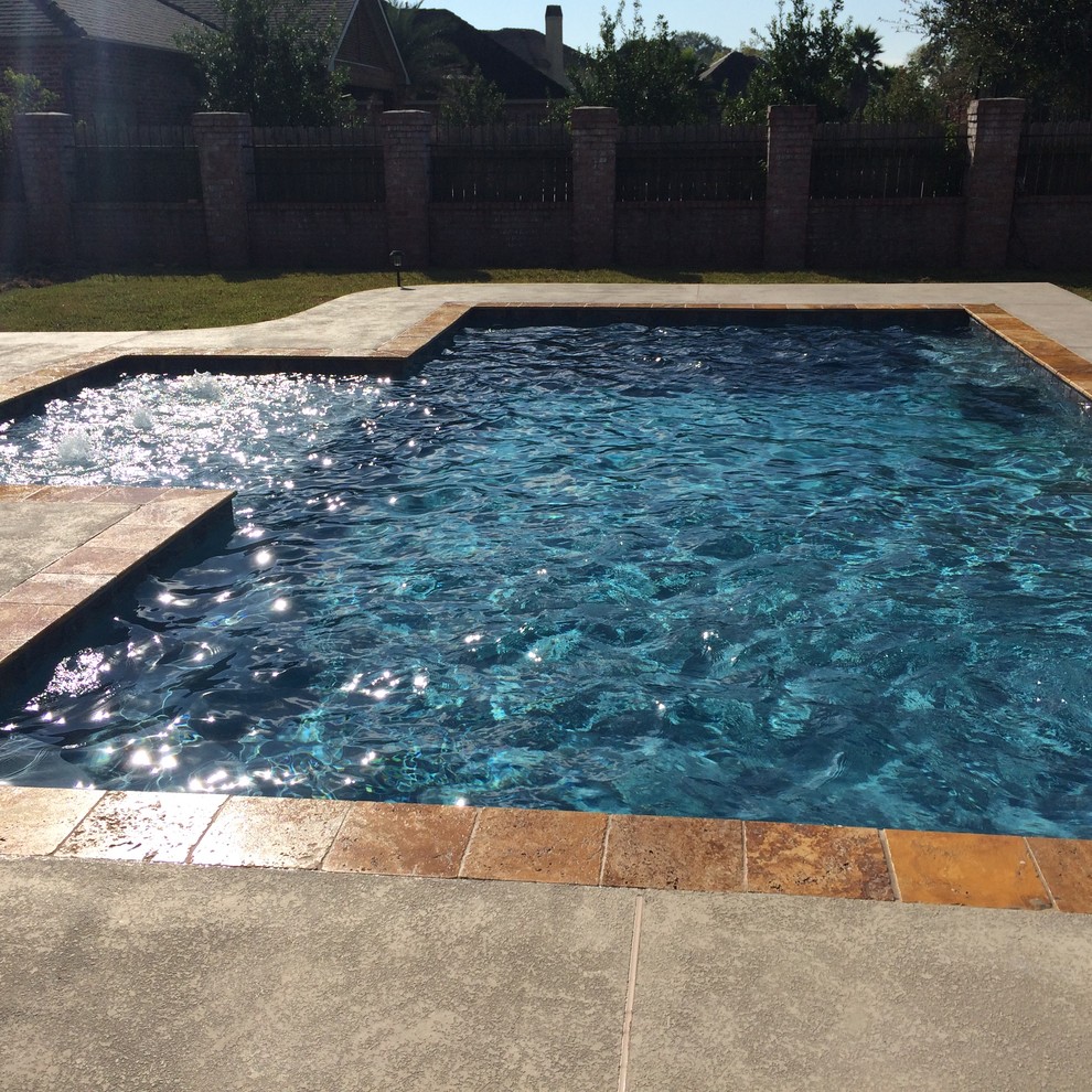 Immagine di una piscina contemporanea rettangolare di medie dimensioni e dietro casa con fontane e pedane