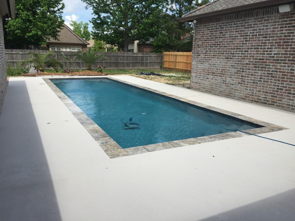 Imagen de piscina natural contemporánea de tamaño medio rectangular en patio con entablado