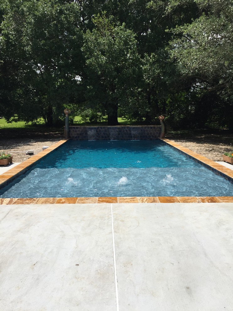 Idee per una piccola piscina naturale contemporanea rettangolare dietro casa con fontane e pedane