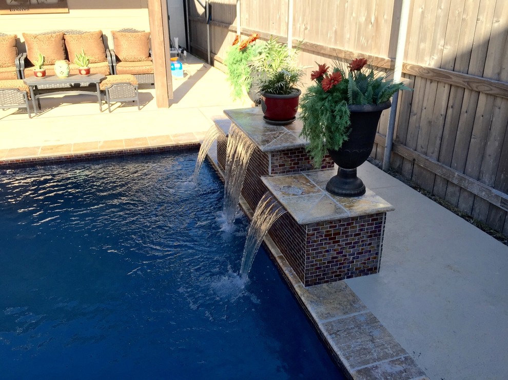 Immagine di una piccola piscina naturale minimal rettangolare dietro casa con fontane e pedane