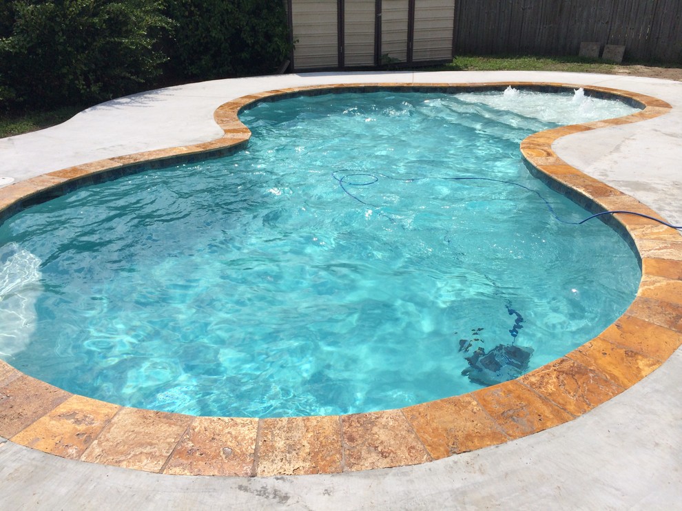 Cette image montre une petite piscine naturelle et arrière minimaliste sur mesure avec un point d'eau et une dalle de béton.