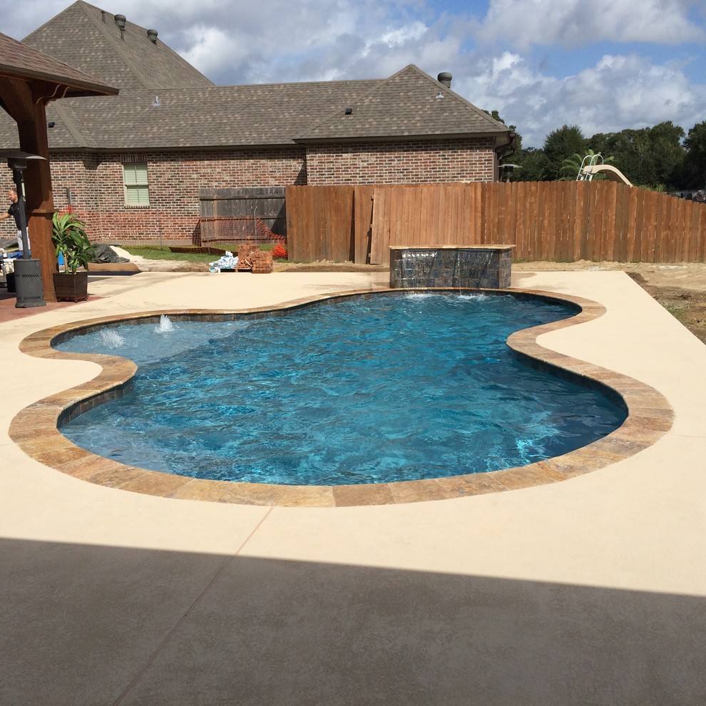 Immagine di una piccola piscina contemporanea personalizzata dietro casa con fontane e pedane