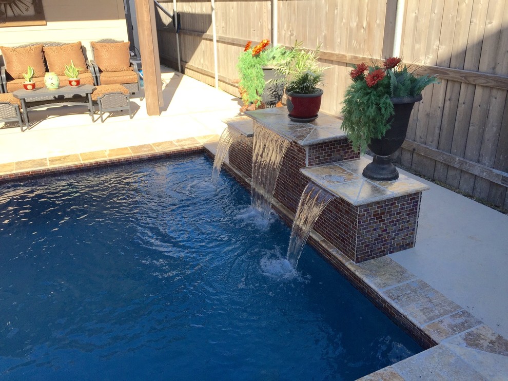Imagen de piscina con fuente natural actual pequeña rectangular en patio trasero con entablado