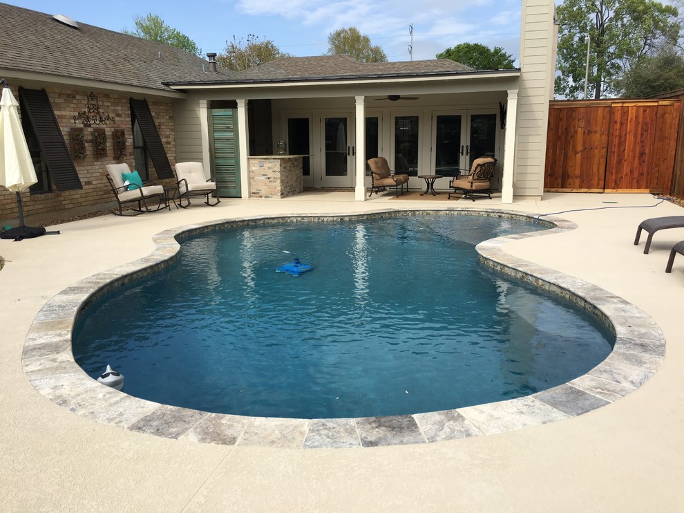Imagen de piscina con fuente natural actual pequeña a medida en patio trasero con entablado