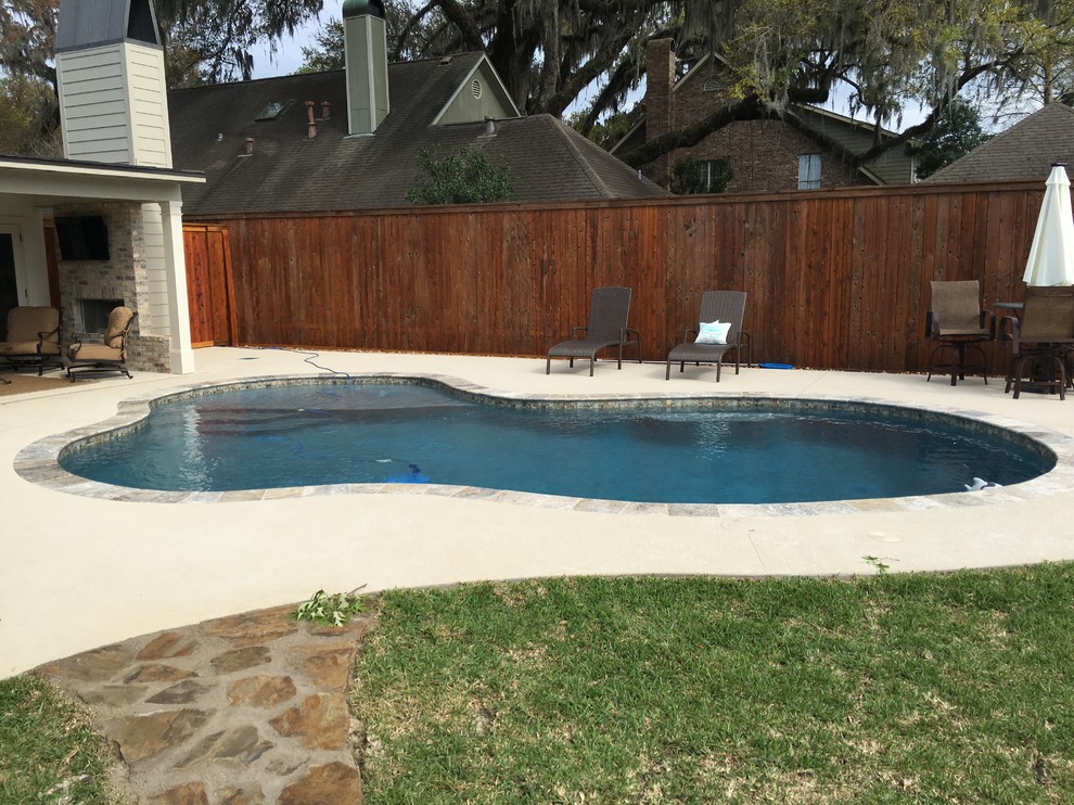 Imagen de piscina con fuente natural contemporánea pequeña a medida en patio trasero con entablado