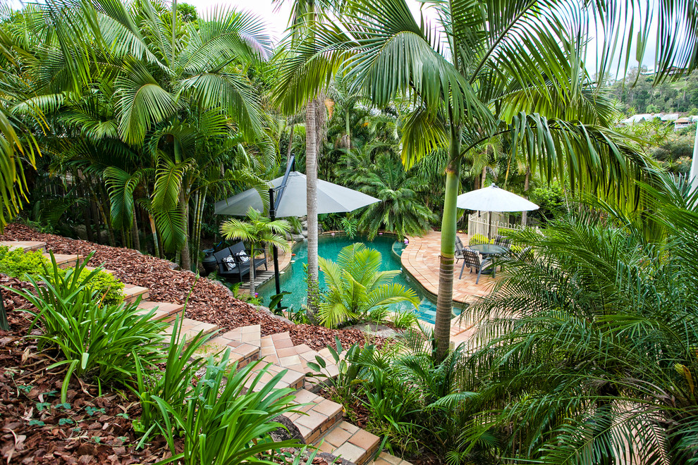 Foto de piscina con fuente moderna pequeña tipo riñón en patio lateral con entablado